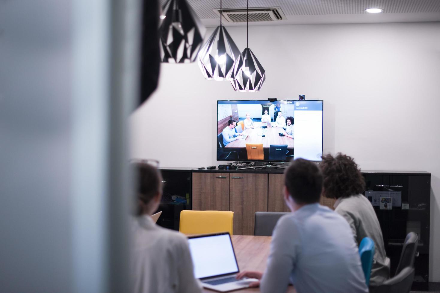 équipe commerciale de démarrage lors d'une réunion dans un immeuble de bureaux moderne photo