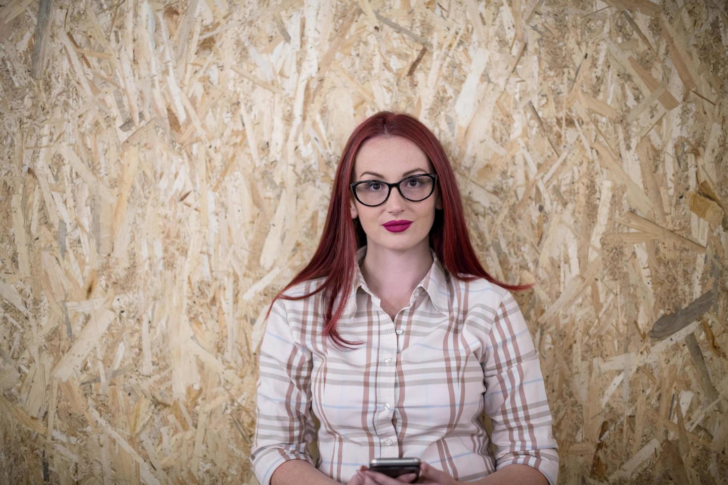 portrait de jeune femme d'affaires rousse photo