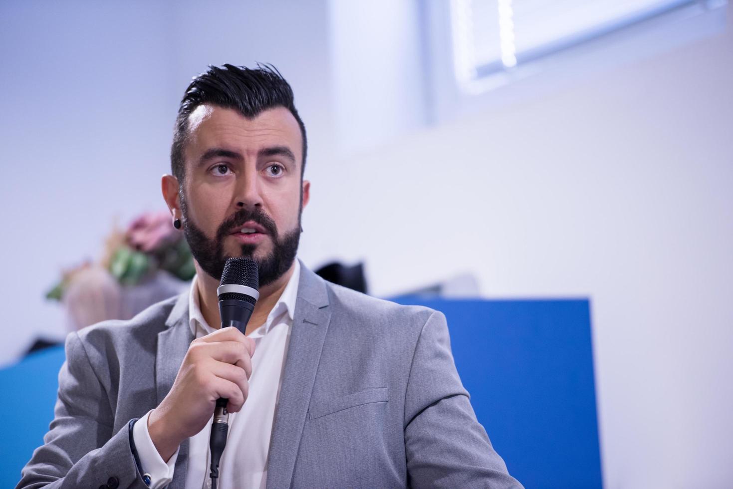 homme d'affaires prospère faisant des présentations dans la salle de conférence photo