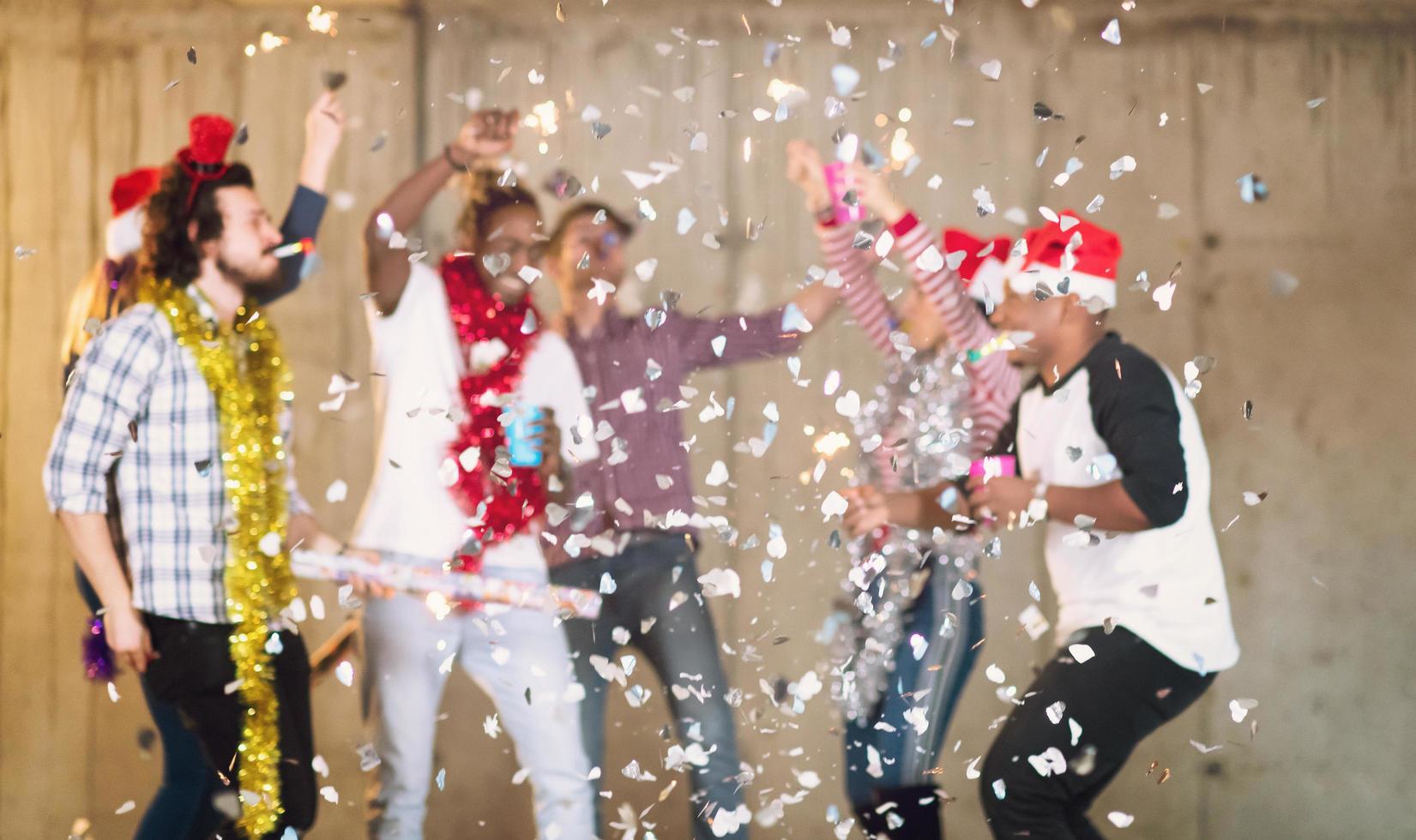 groupe multiethnique de gens d'affaires occasionnels ayant une fête de confettis photo