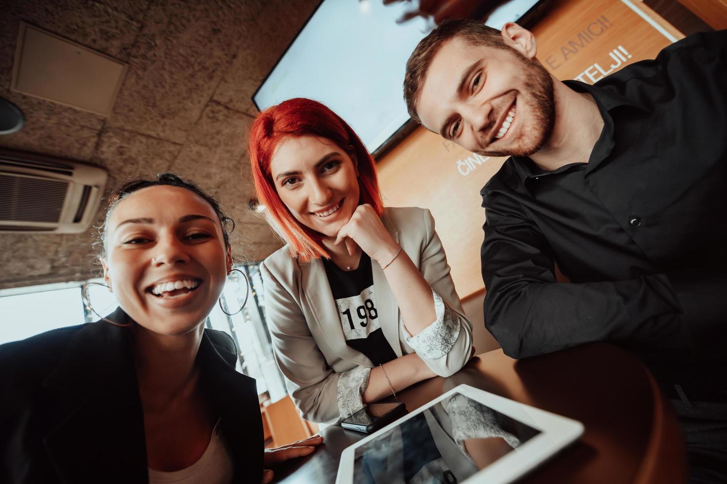 un portrait fou d'un groupe d'entrepreneurs assis dans un bureau moderne. photo