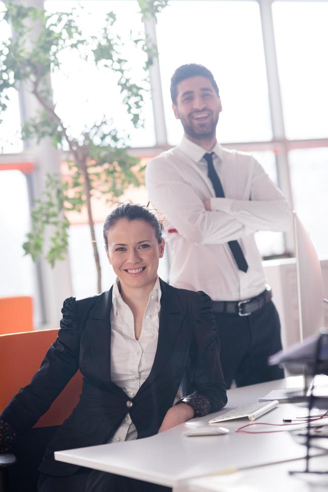 portrait de couple d'affaires au bureau photo