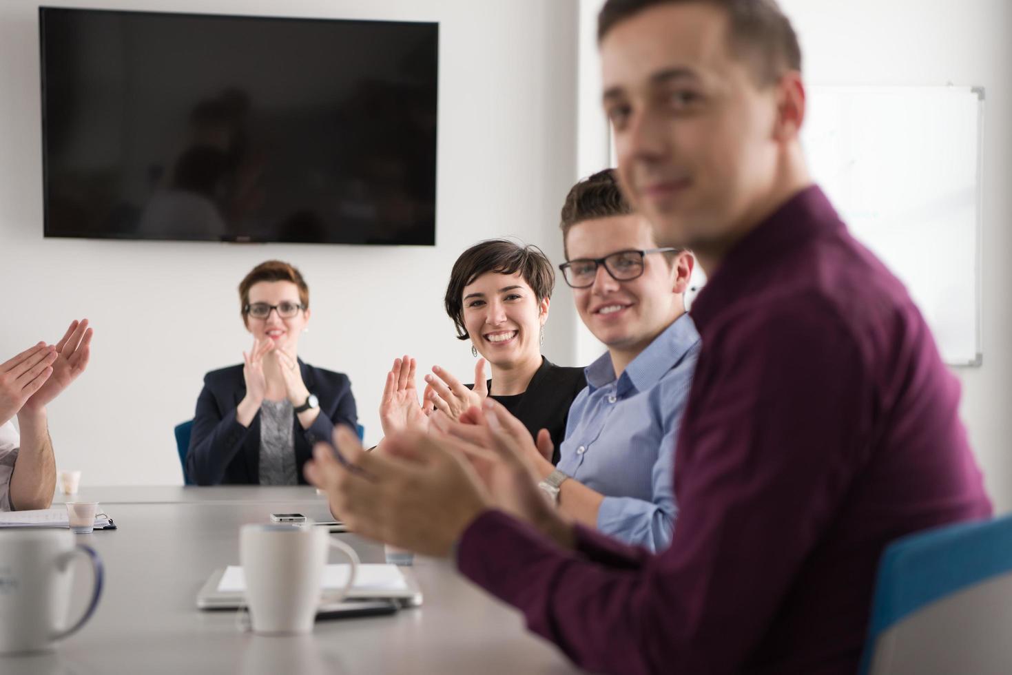 groupe de jeunes réunis au bureau de démarrage photo