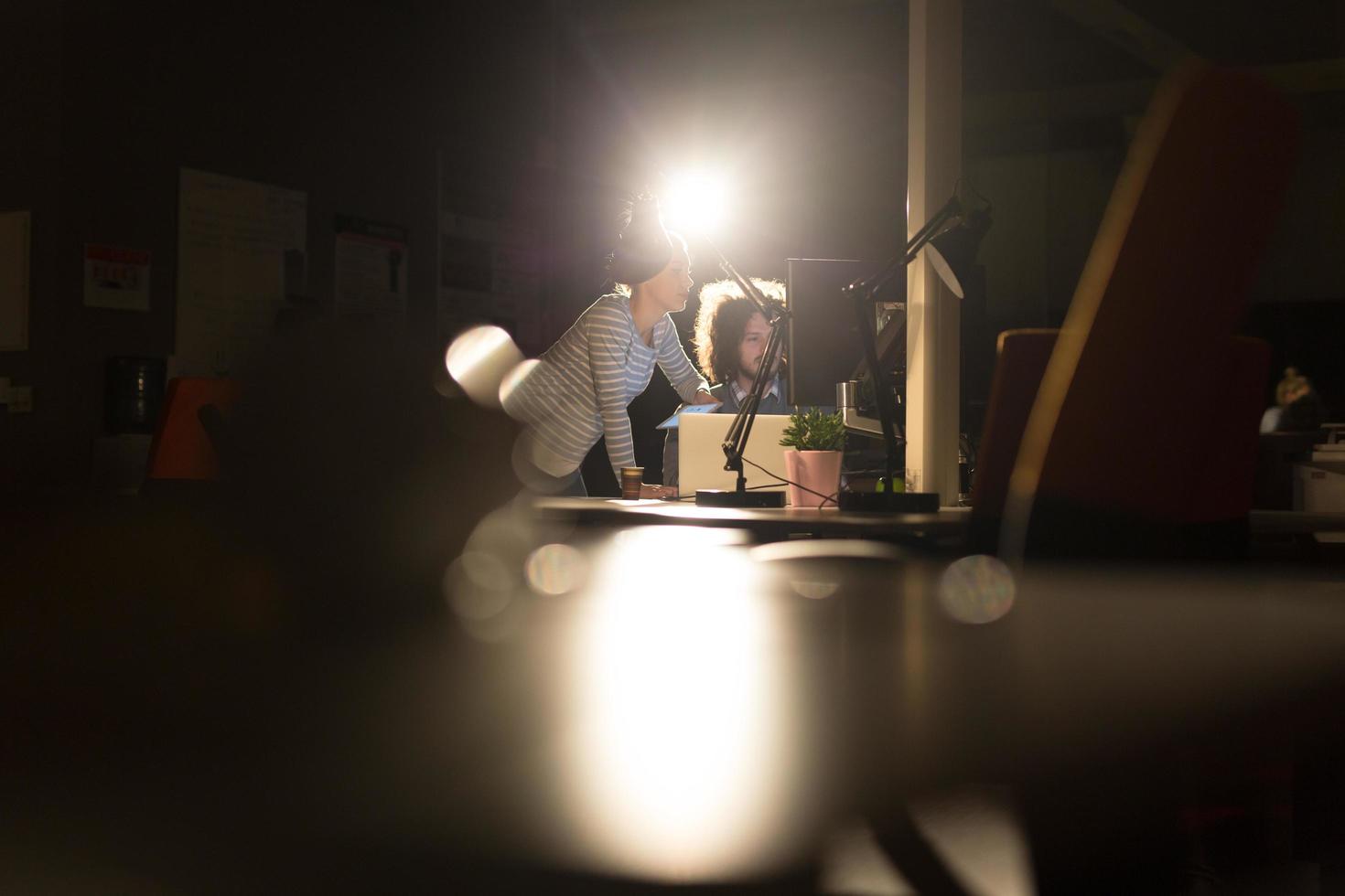 jeunes créateurs au bureau de nuit photo