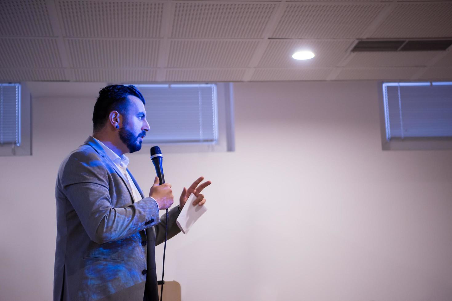 homme d'affaires prospère faisant des présentations dans la salle de conférence photo