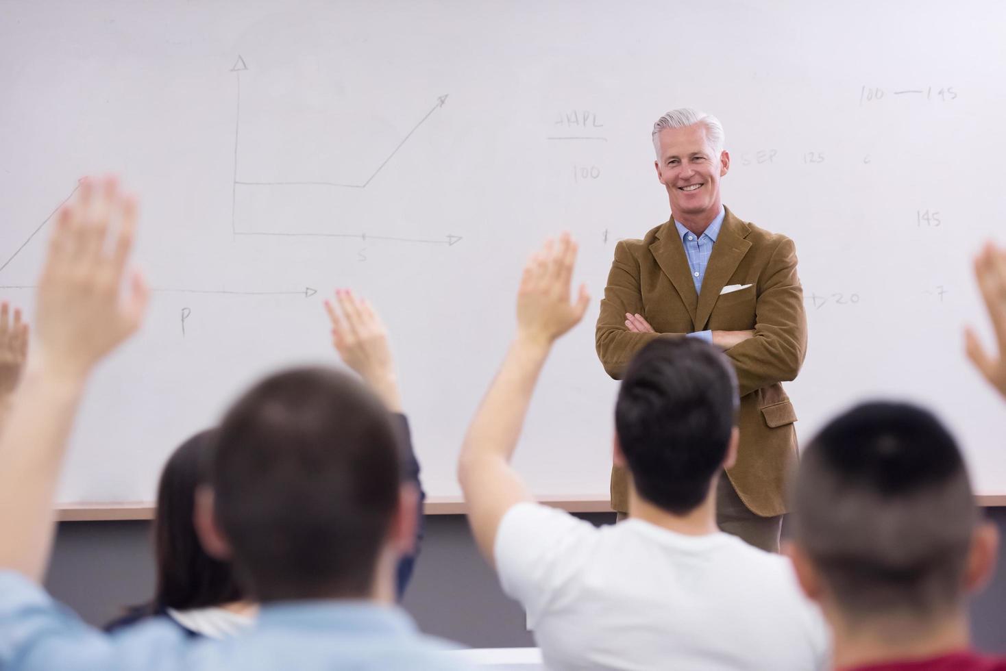 enseignant avec un groupe d'élèves en classe photo