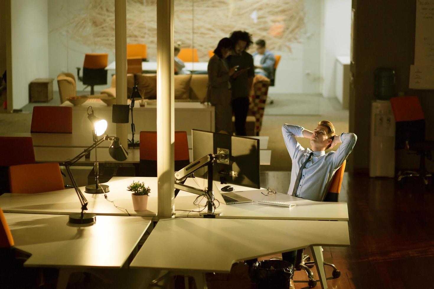 homme d'affaires relaxant au bureau photo