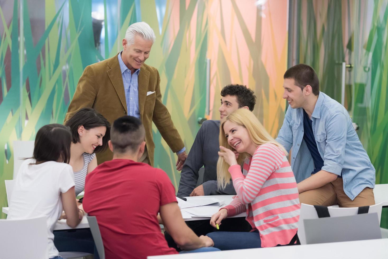 enseignant avec un groupe d'élèves en classe photo