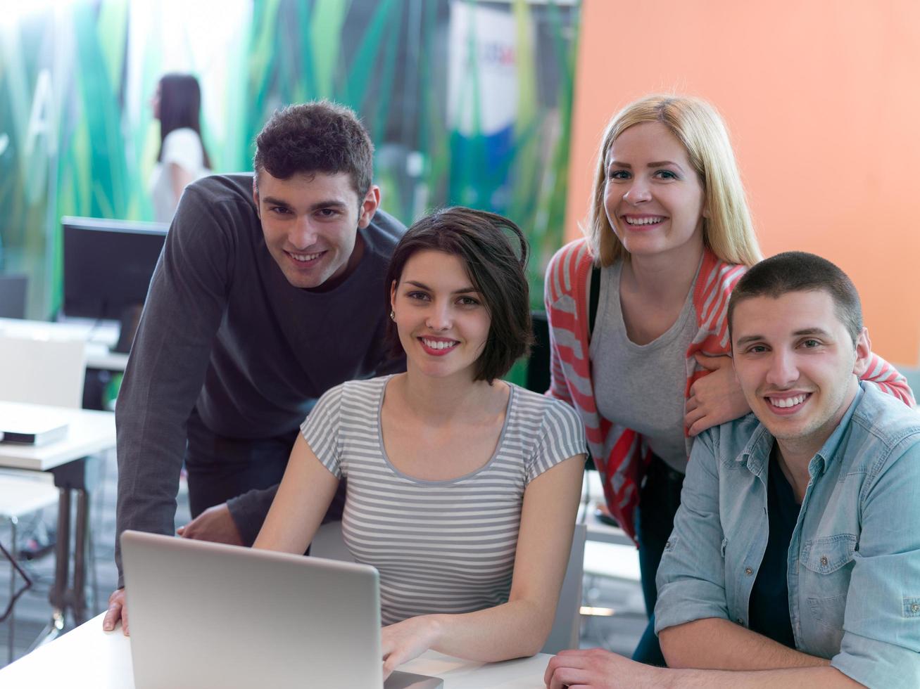 groupe d'étudiants étudient ensemble en classe photo