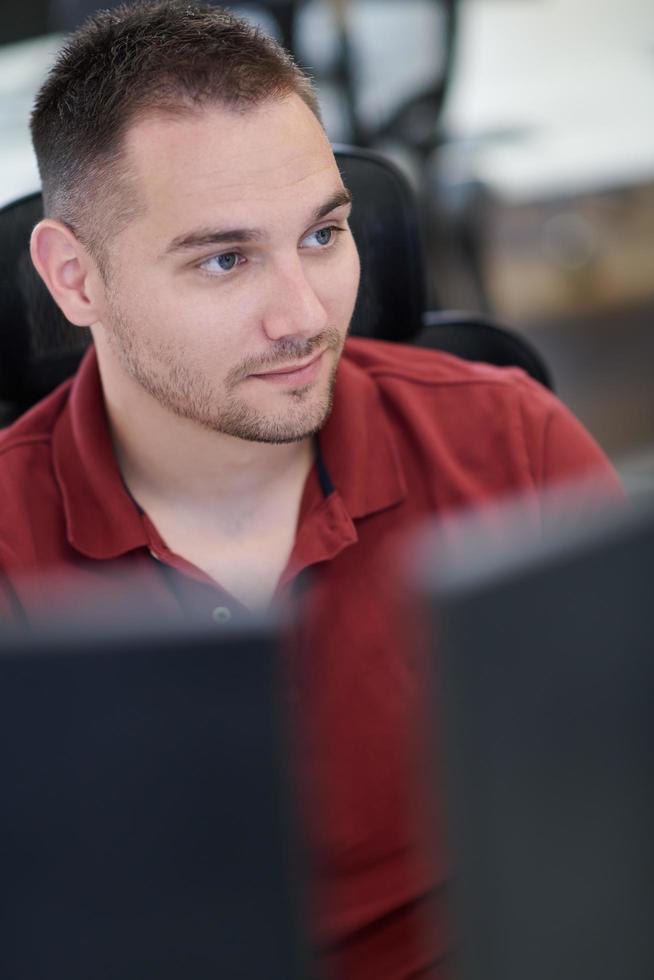 homme d'affaires occasionnel travaillant sur un ordinateur de bureau photo