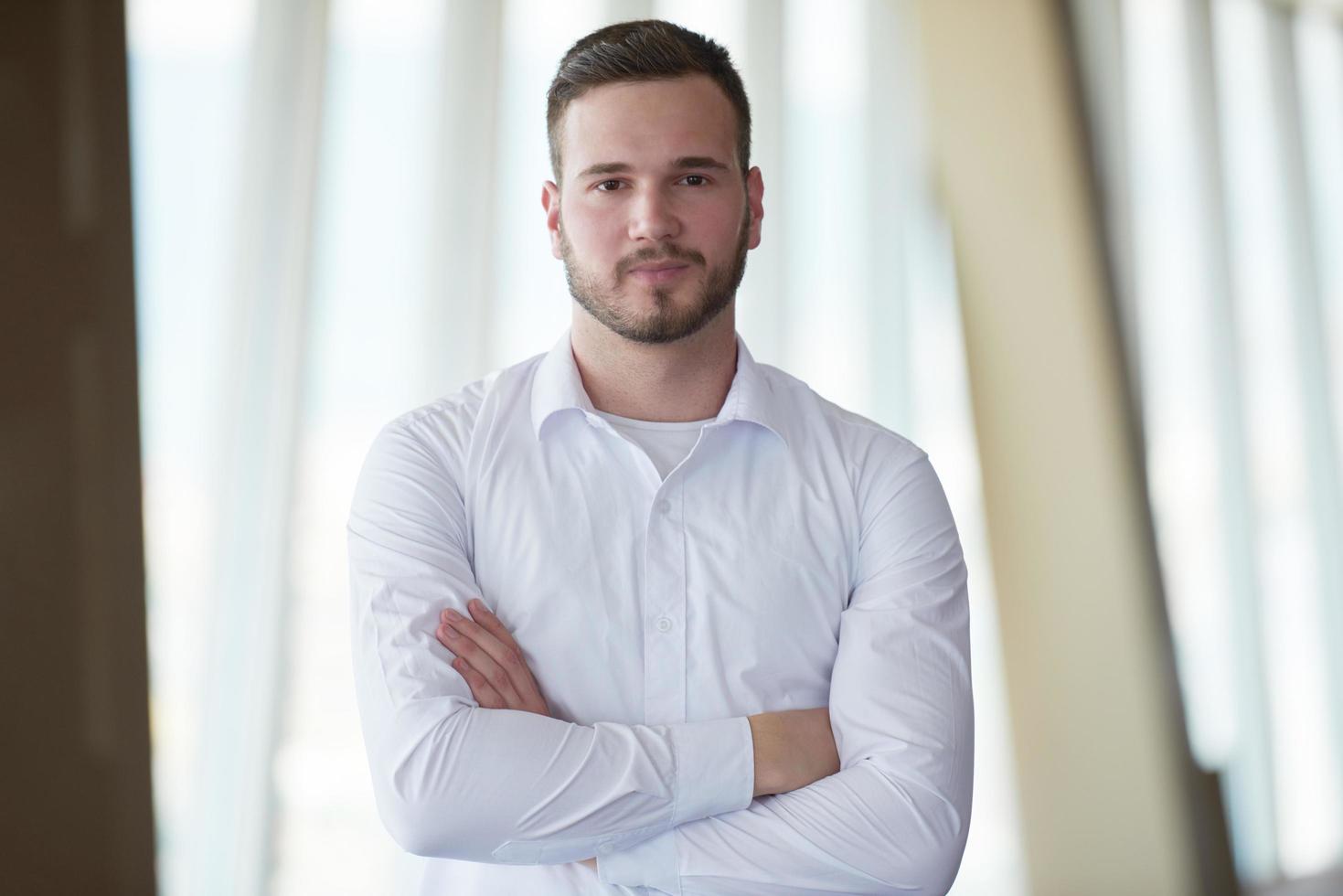 homme d'affaires avec barbe au bureau moderne photo