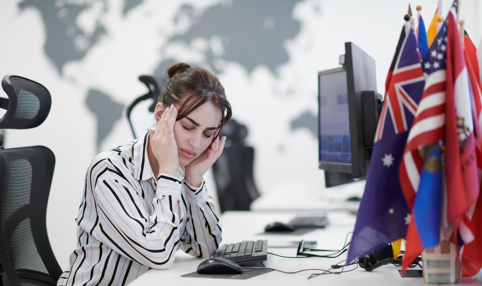 femme d'affaires décontractée fatiguée prenant une pause du travail photo