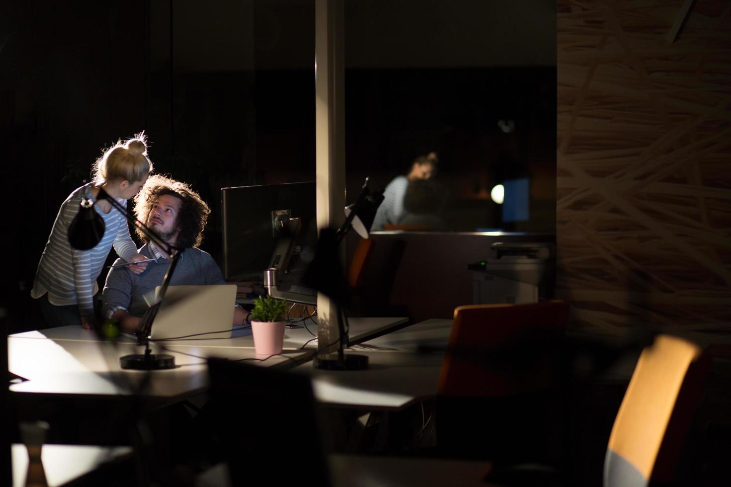 jeunes créateurs au bureau de nuit photo