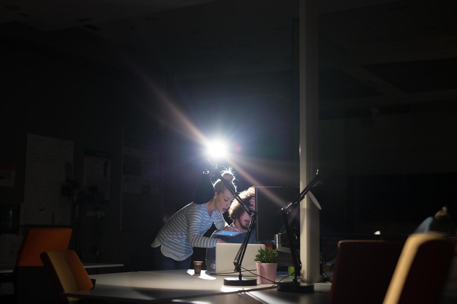 jeunes créateurs au bureau de nuit photo