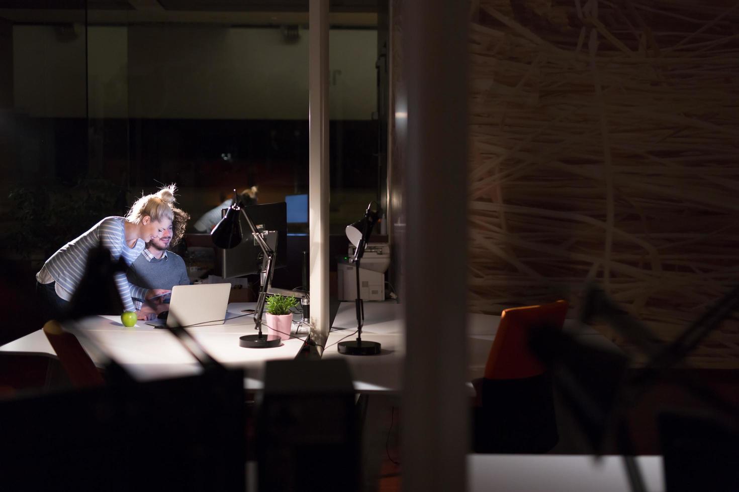 jeunes créateurs au bureau de nuit photo