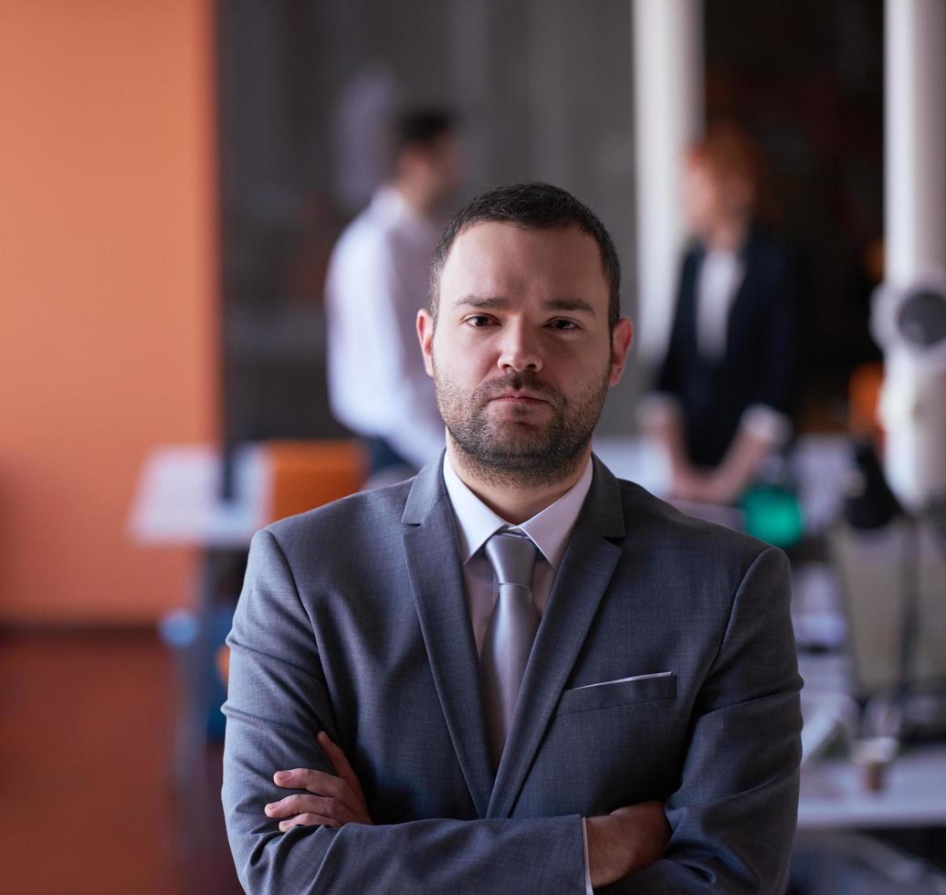 portrait de jeune homme d'affaires au bureau moderne photo