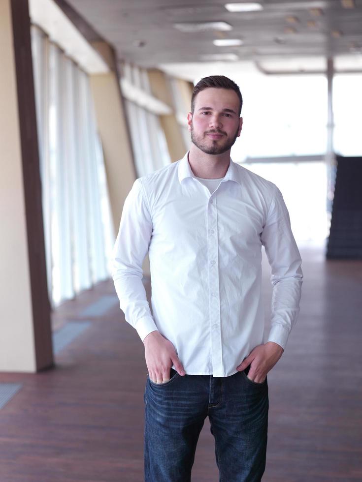 portrait de jeune homme d'affaires avec barbe au bureau moderne photo