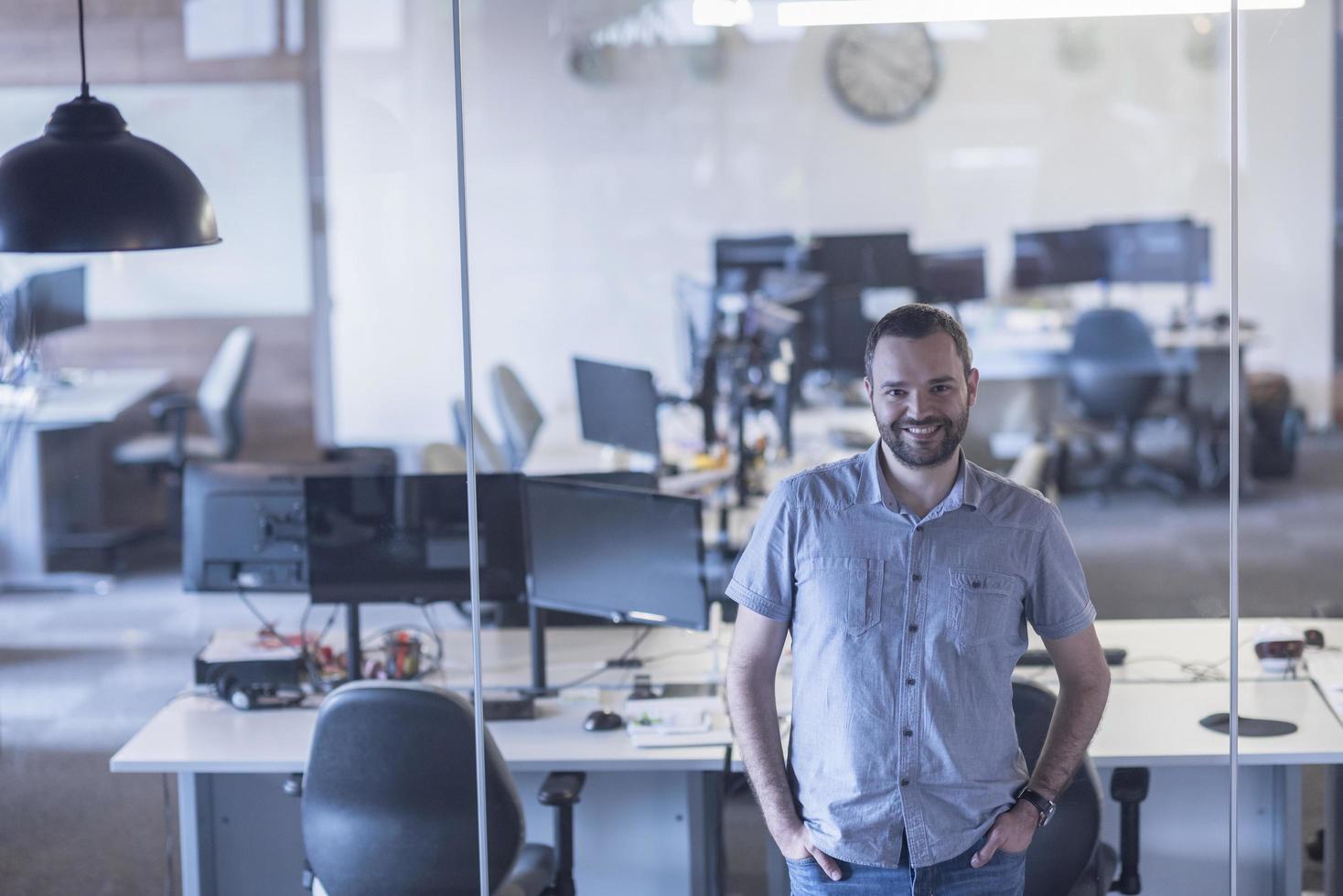 homme d'affaires au bureau moderne photo