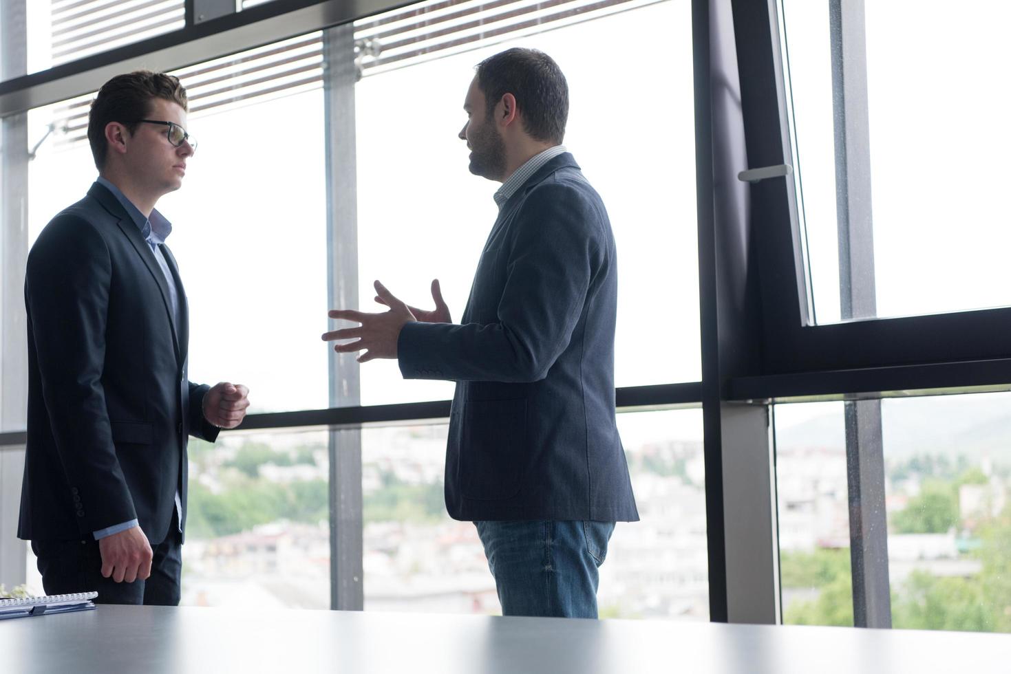 conclure l'affaire dans un intérieur de bureau moderne photo