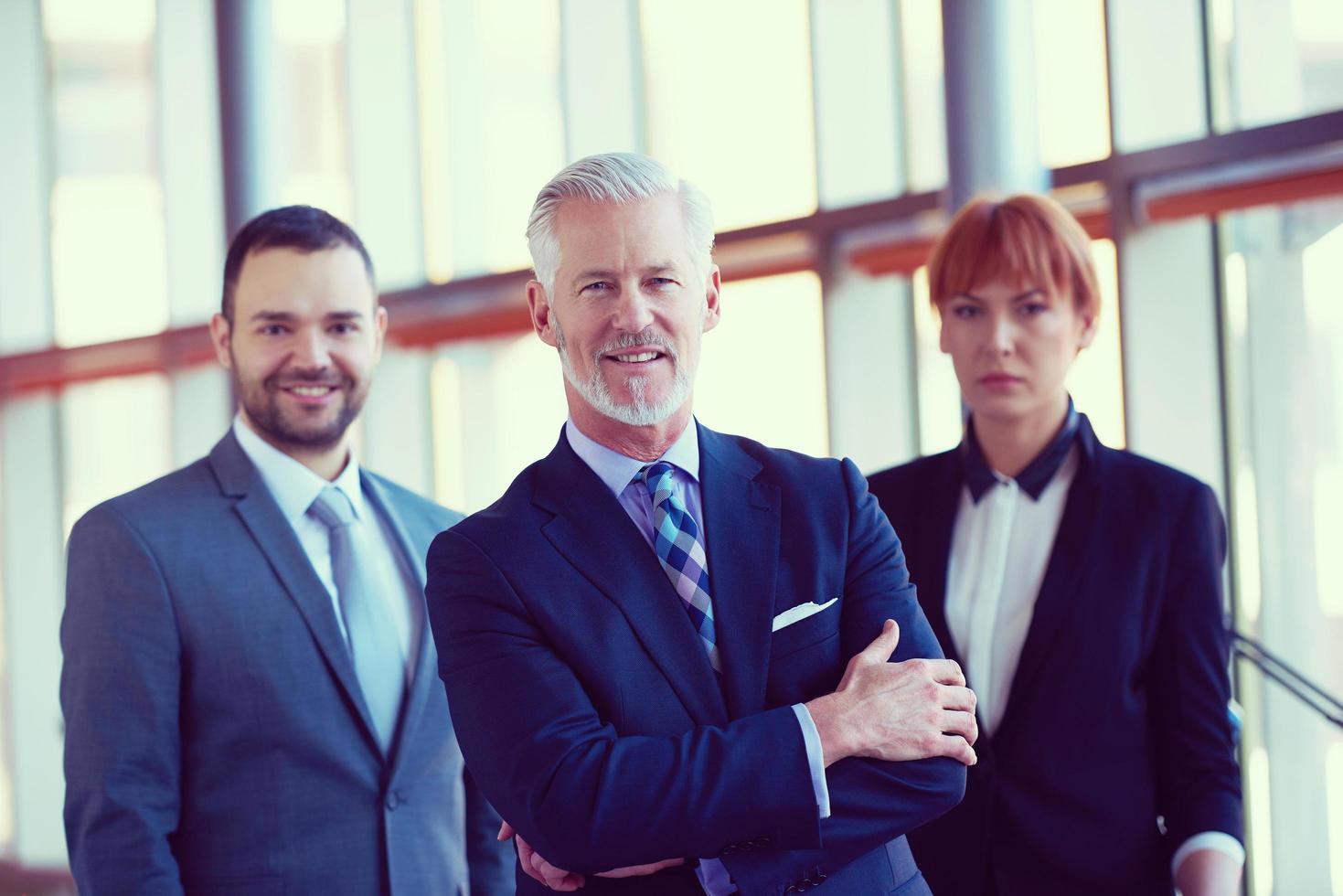 homme d'affaires senior avec son équipe au bureau photo