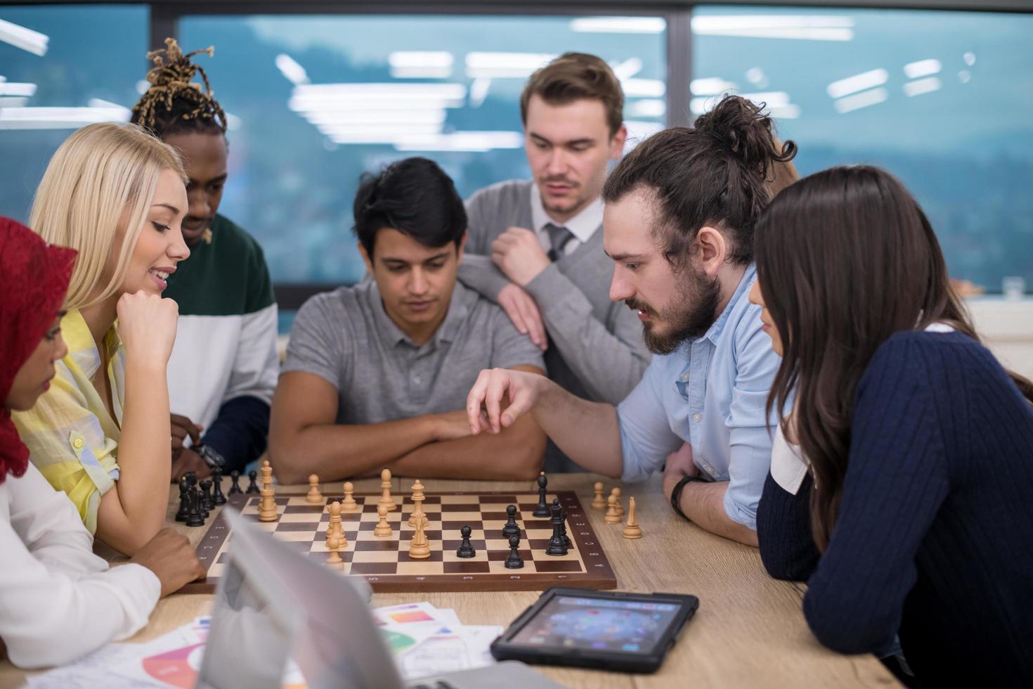 groupe multiethnique de gens d'affaires jouant aux échecs photo