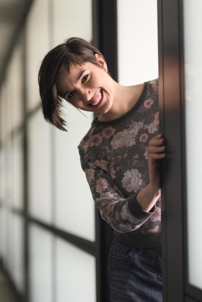 portrait de femme d'affaires en vêtements décontractés au bureau de démarrage photo