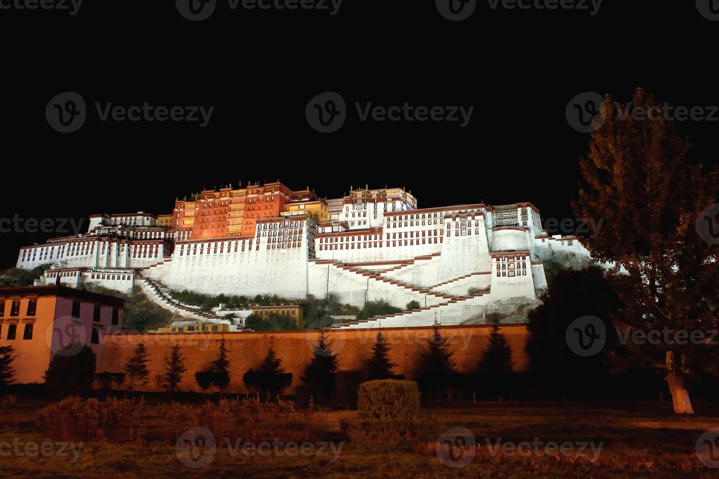 le palais du potala et le mur d'enceinte la nuit. lhassa-tibet-chine. 1150 photo