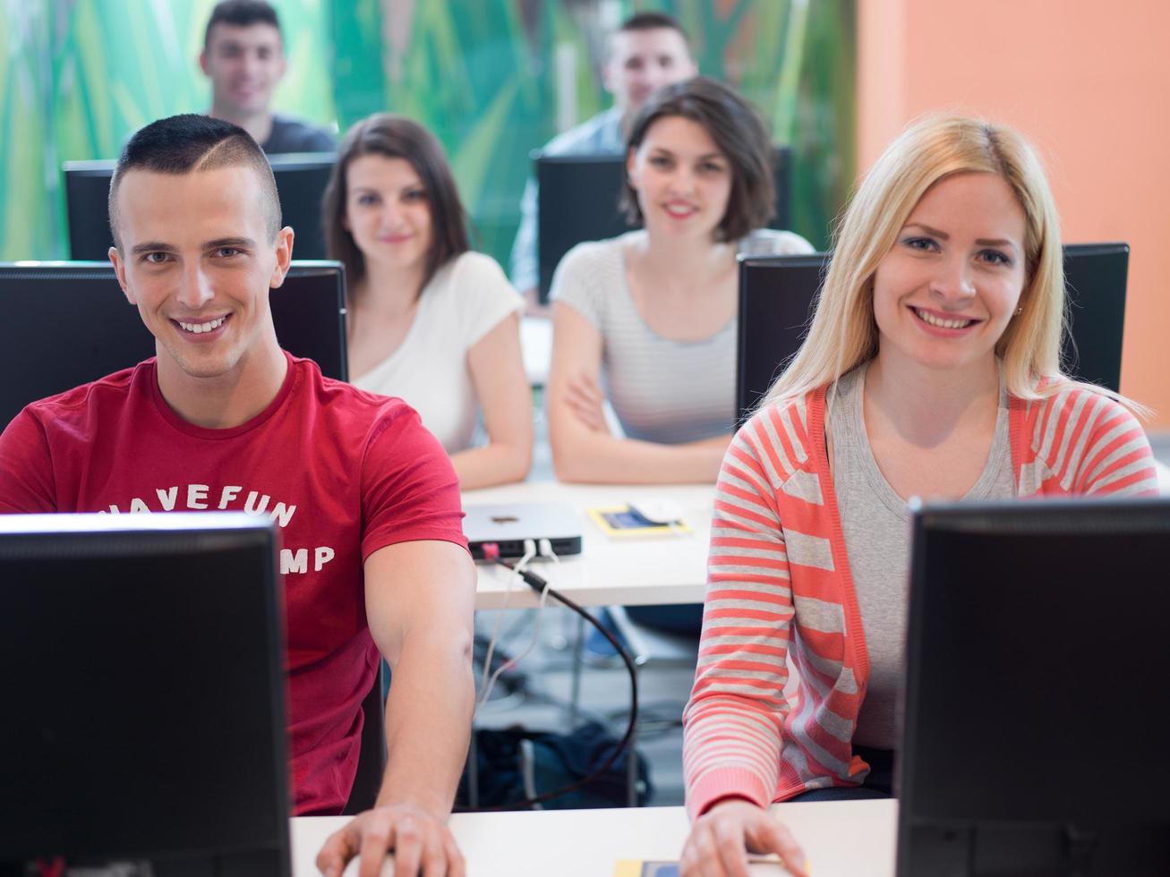 groupe d'étudiants en technologie dans la salle de classe de l'école de laboratoire informatique photo