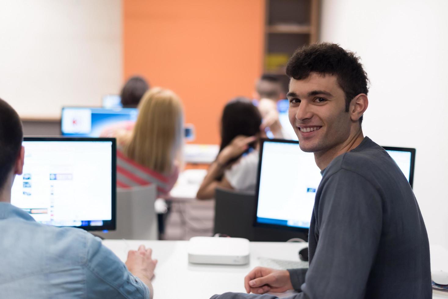 groupe d'étudiants en technologie travaillant dans une salle de classe d'école de laboratoire informatique photo