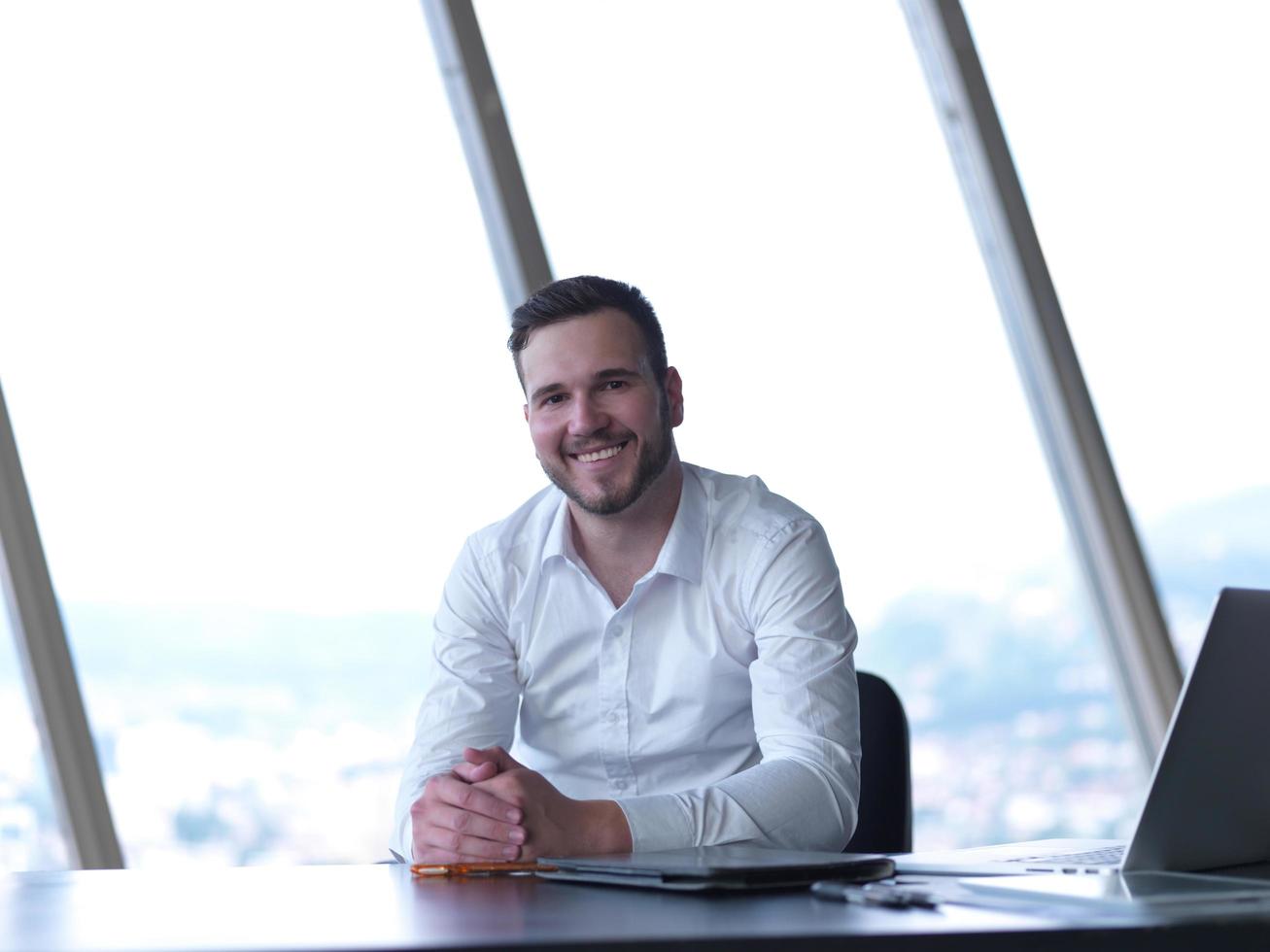 jeune homme d'affaires au bureau photo