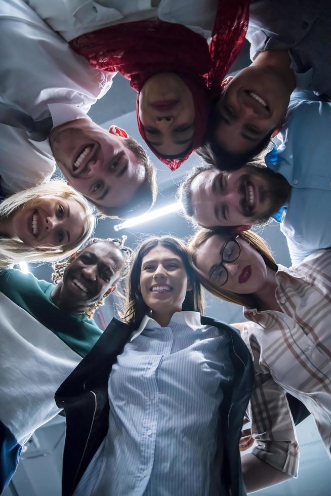 groupe multiethnique de jeunes gens d'affaires célébrant le succès photo