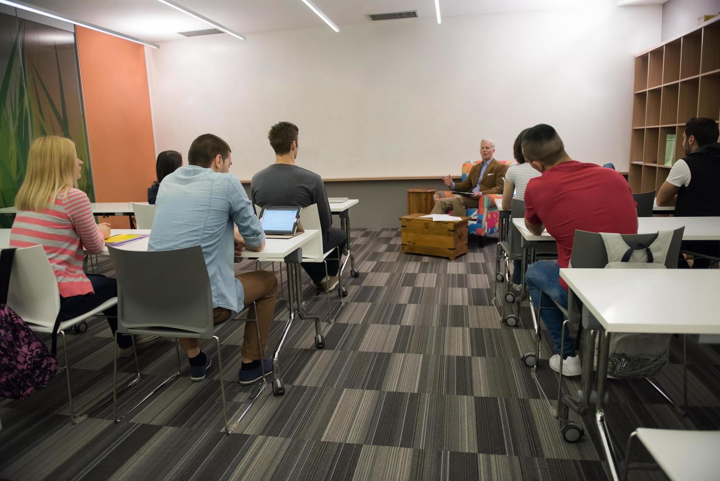 enseignant avec un groupe d'élèves en classe photo