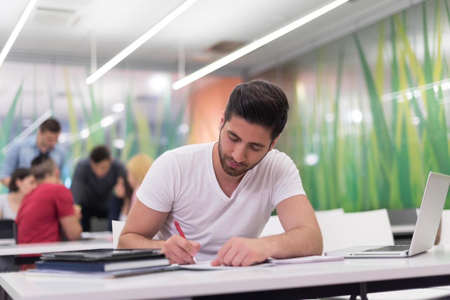 étudiant de sexe masculin en classe photo