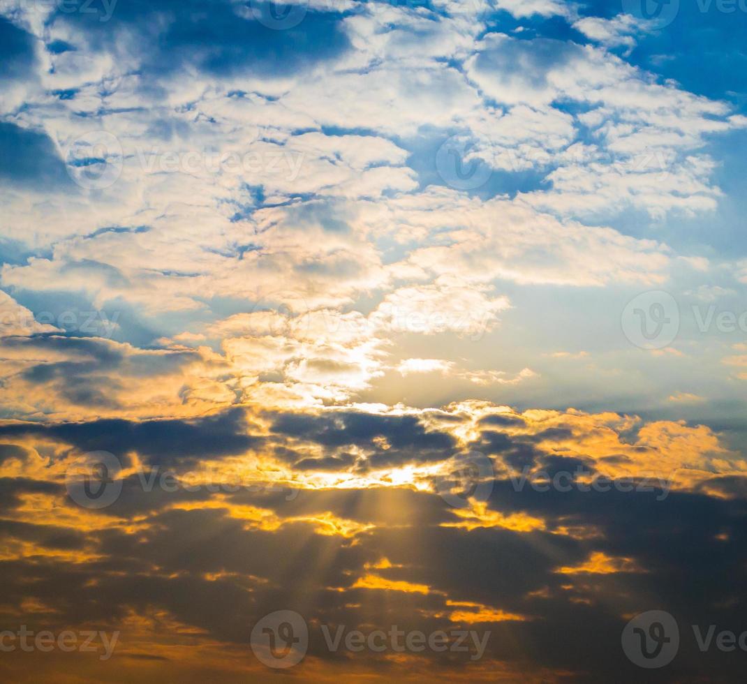 beau paysage de cloudscape lever du soleil dans la soirée photo