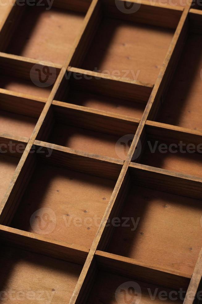 tiroirs compartiments en bois vides photo