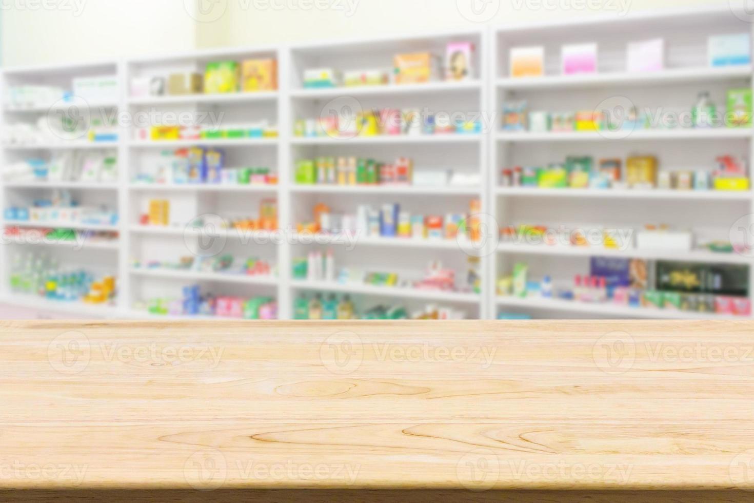 Table de comptoir de pharmacie de pharmacie avec fond abstrait flou avec des médicaments et des produits de santé sur des étagères photo