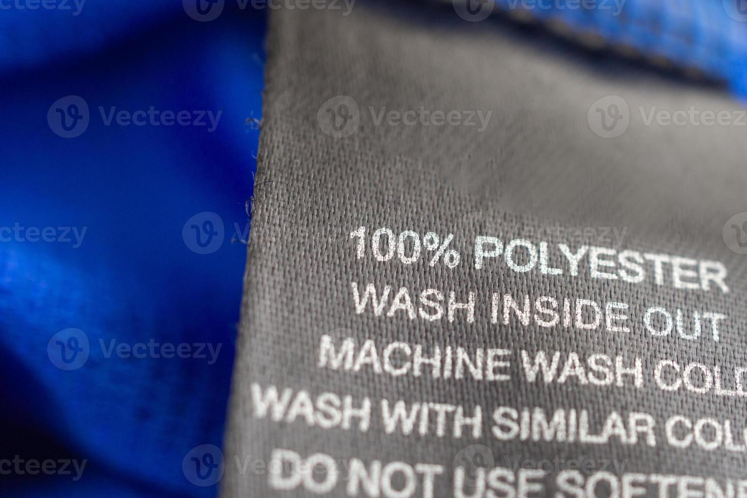 Entretien du linge noir instructions de lavage étiquette de vêtements sur la chemise de sport en jersey polyester bleu photo