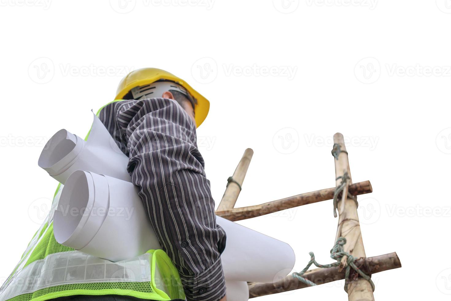 Homme d'affaires asiatique ingénieur en construction tenir le papier plan monter sur l'échelle isolé sur fond blanc avec un tracé de détourage photo