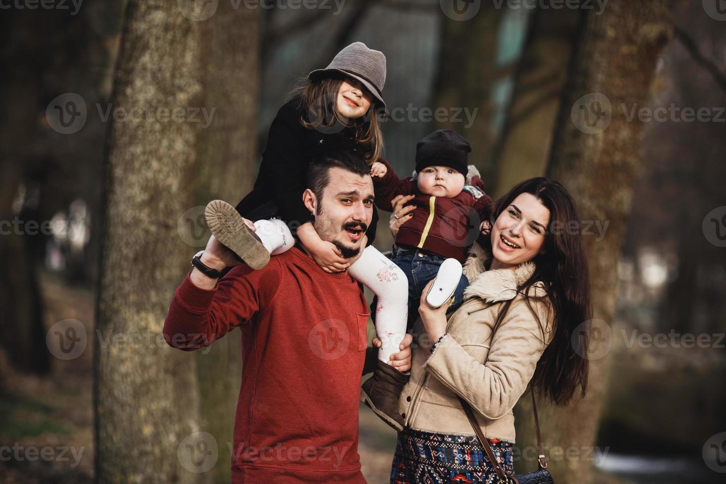 portrait de famille en plein air photo