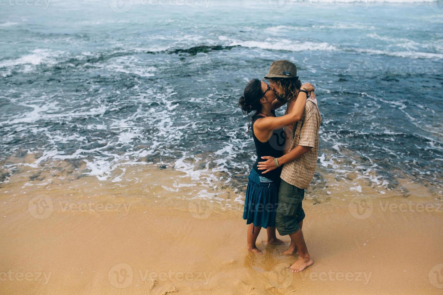 portrait de couple sur la plage photo