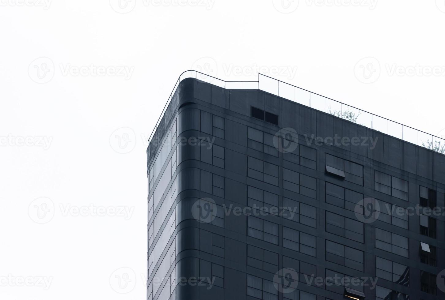 immeuble de bureaux moderne noir avec fenêtre en verre photo