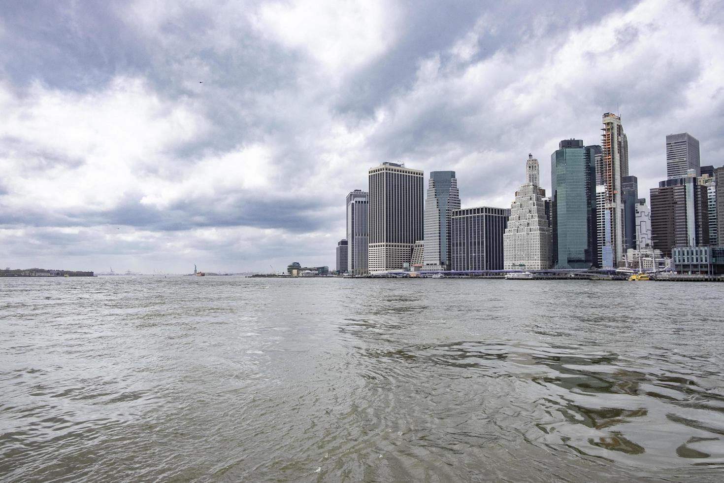 vue de la ville de new york depuis l'eau photo