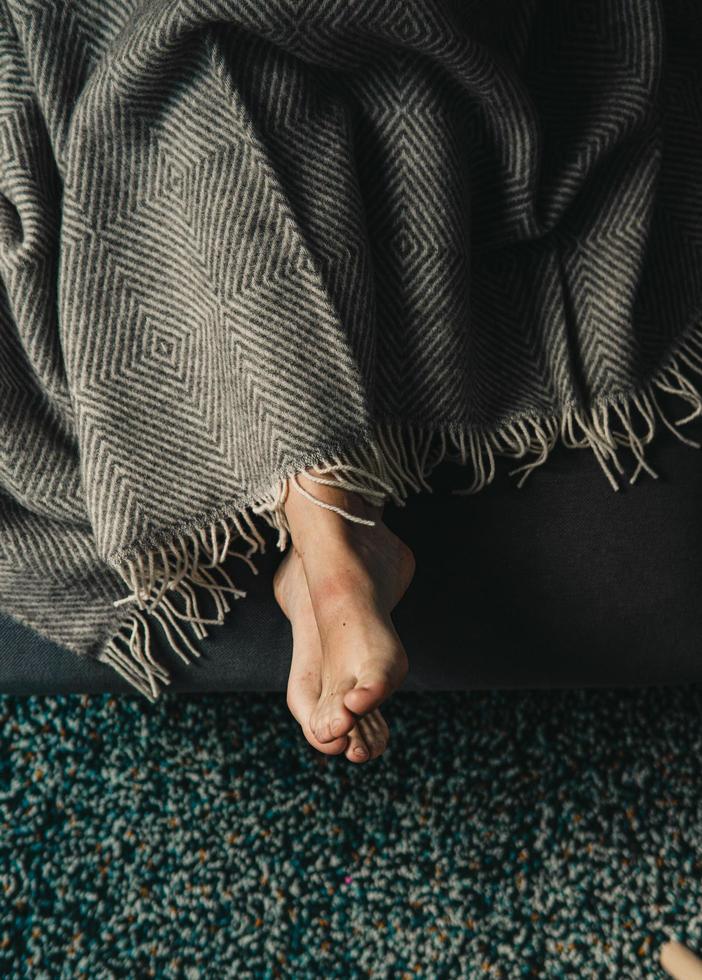 vue des pieds de la personne sous la couverture photo