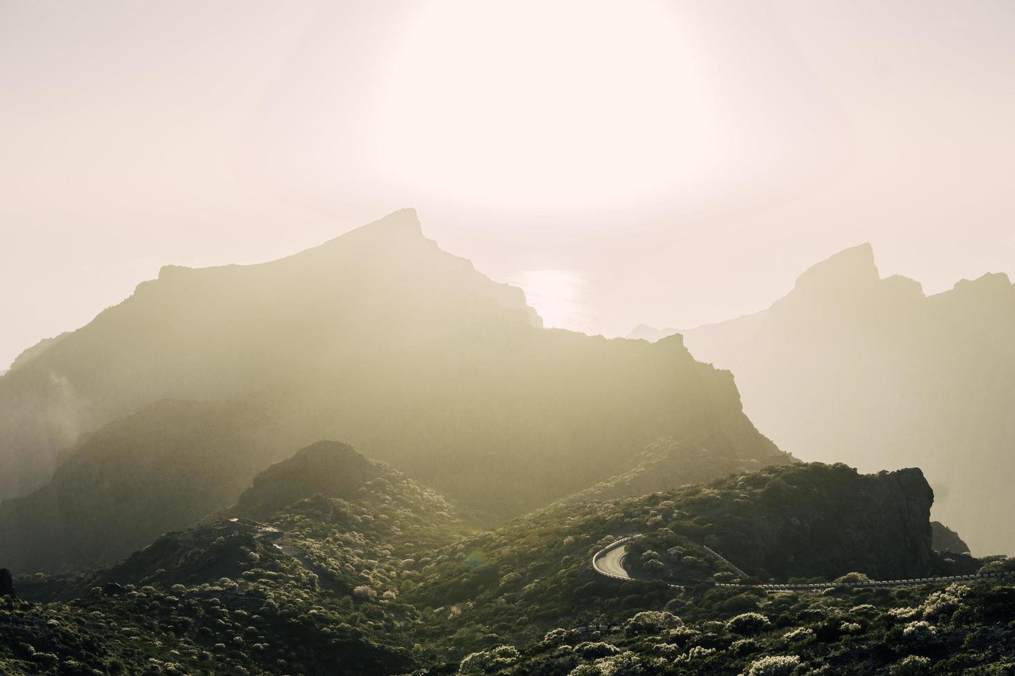 vue brumeuse sur les montagnes photo