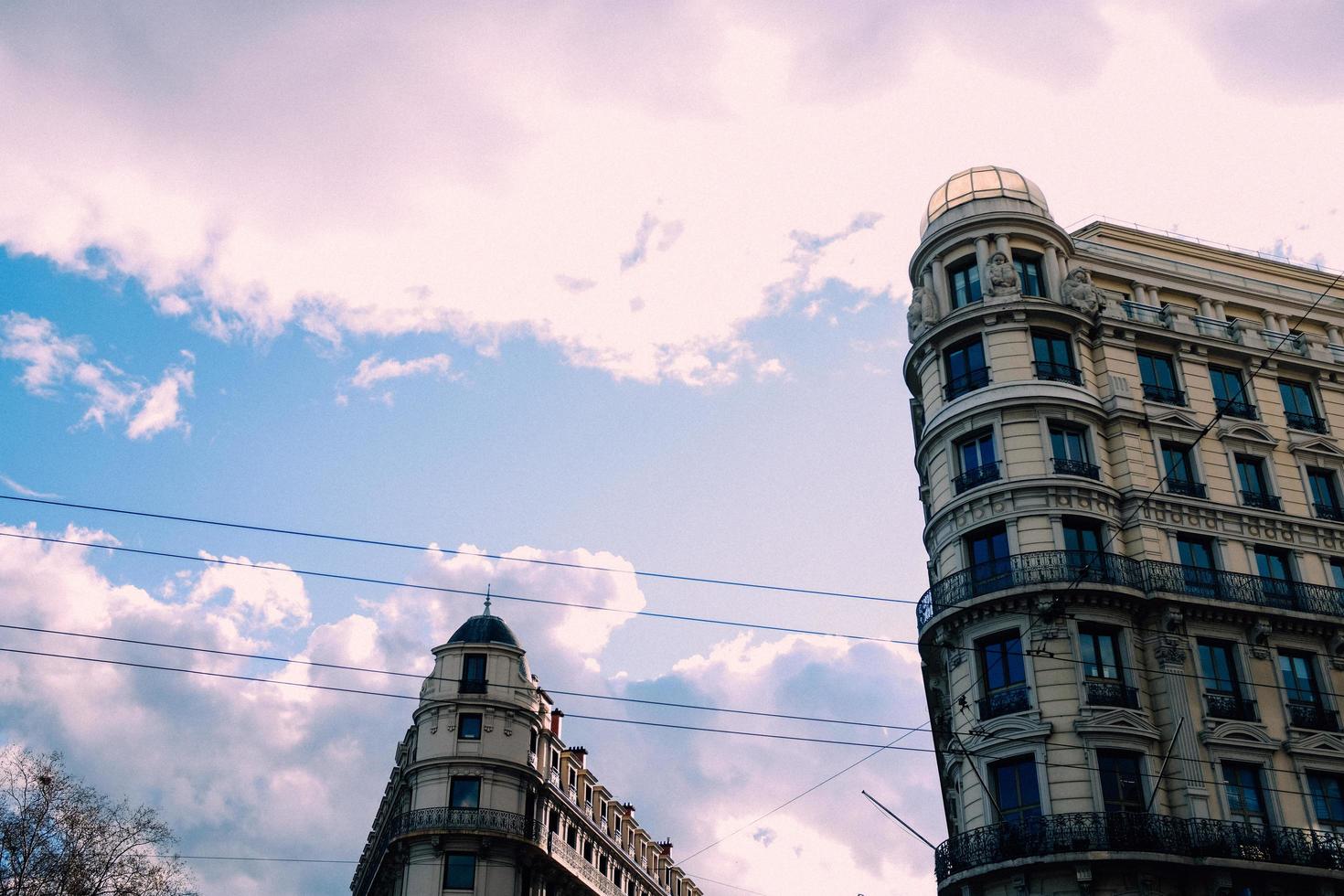 immeubles à appartements sous un ciel bleu nuageux photo