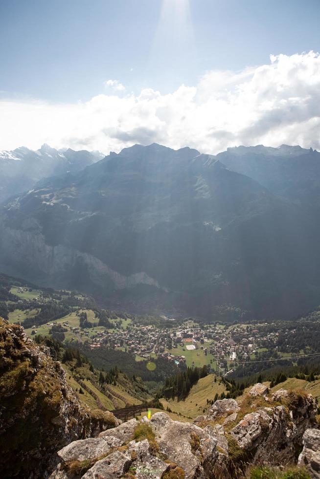 les rayons du soleil brillent sur les montagnes et la ville photo