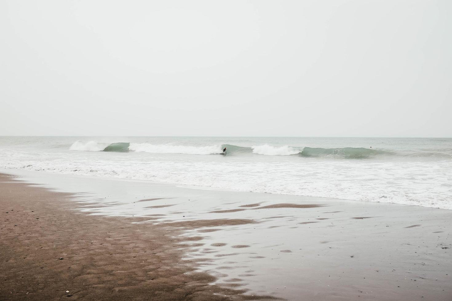 personne surfant sur les vagues photo