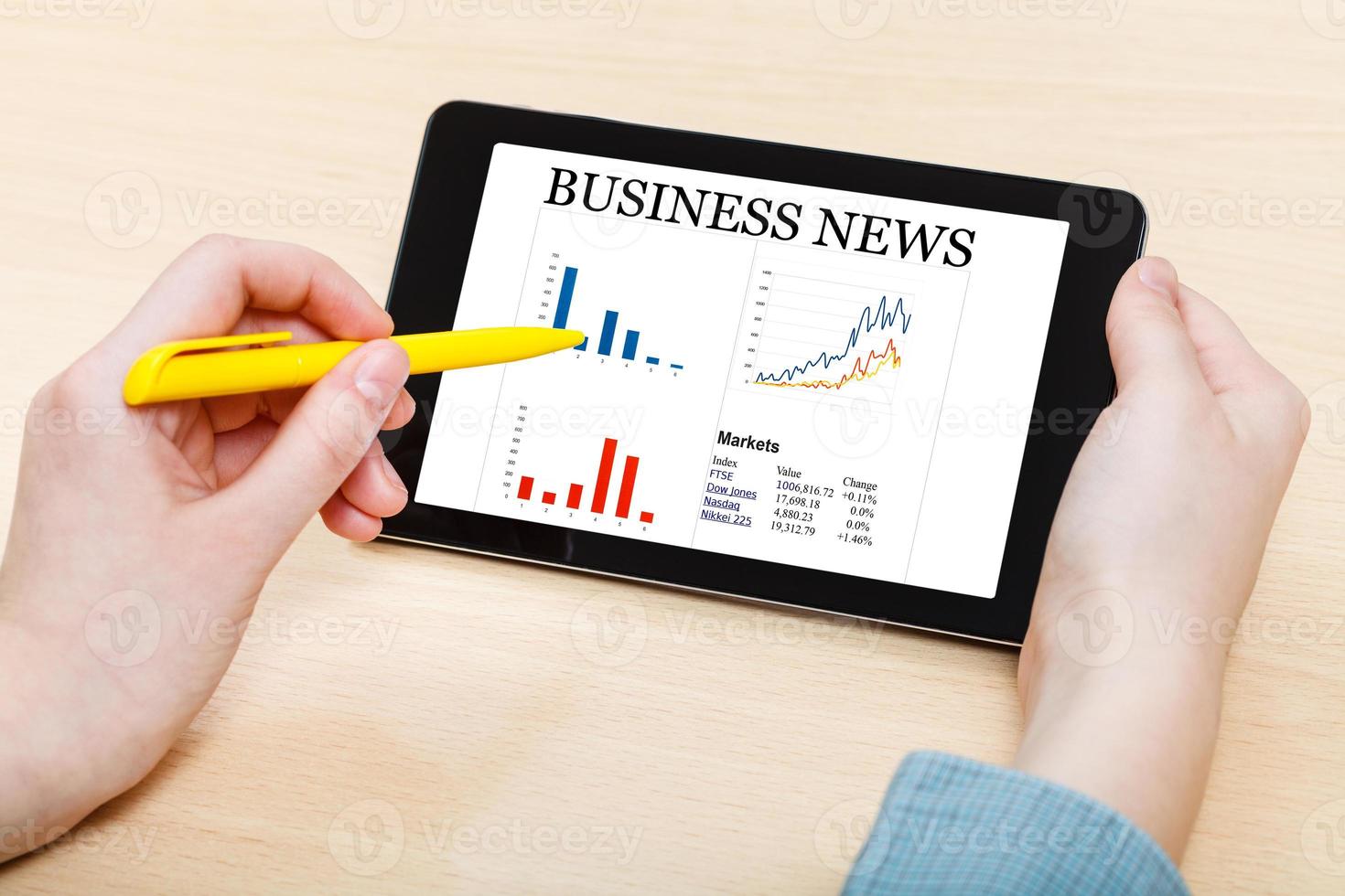 toucher par stylo de tablet pc avec business news photo