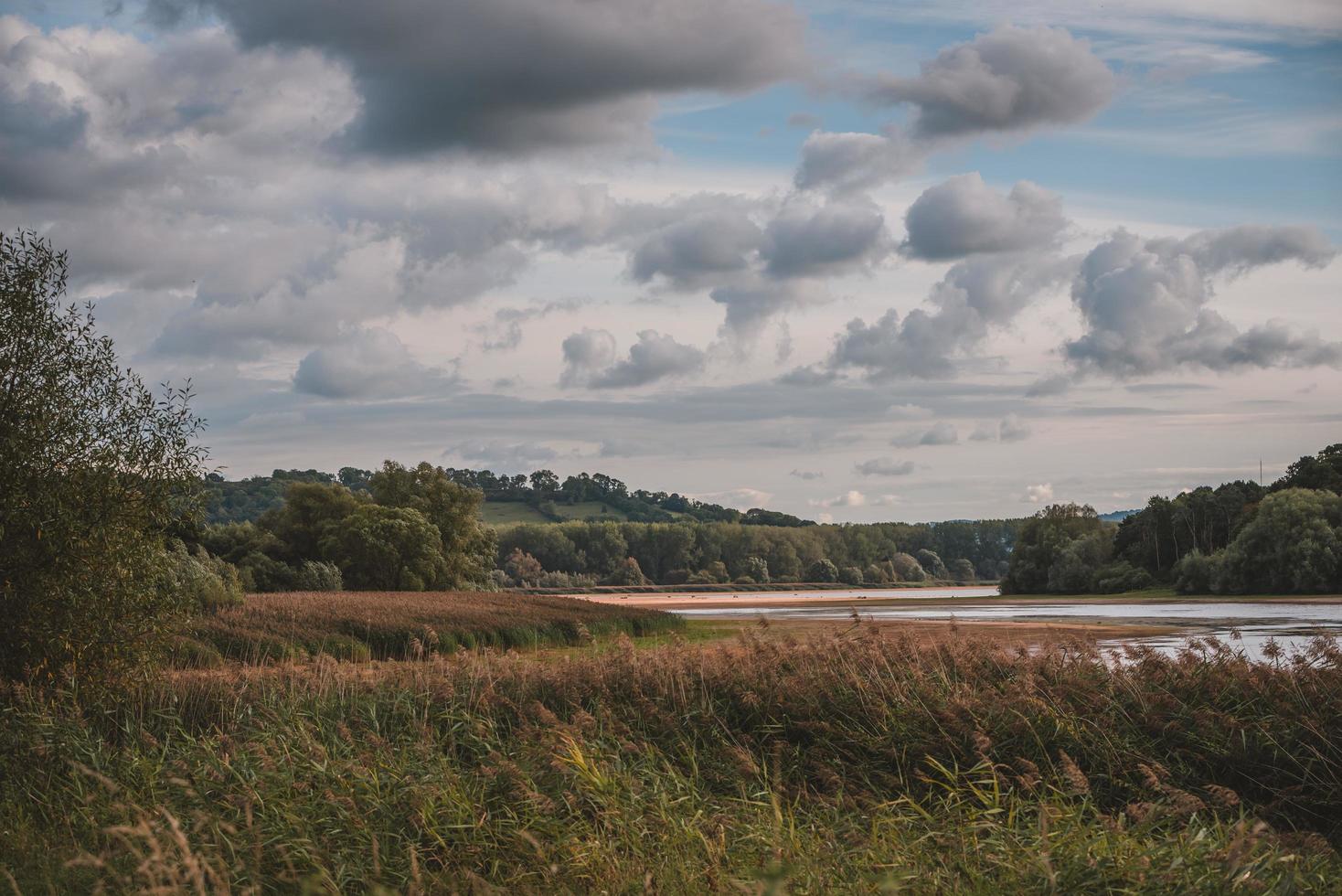 beau paysage avec un ciel dramatique photo