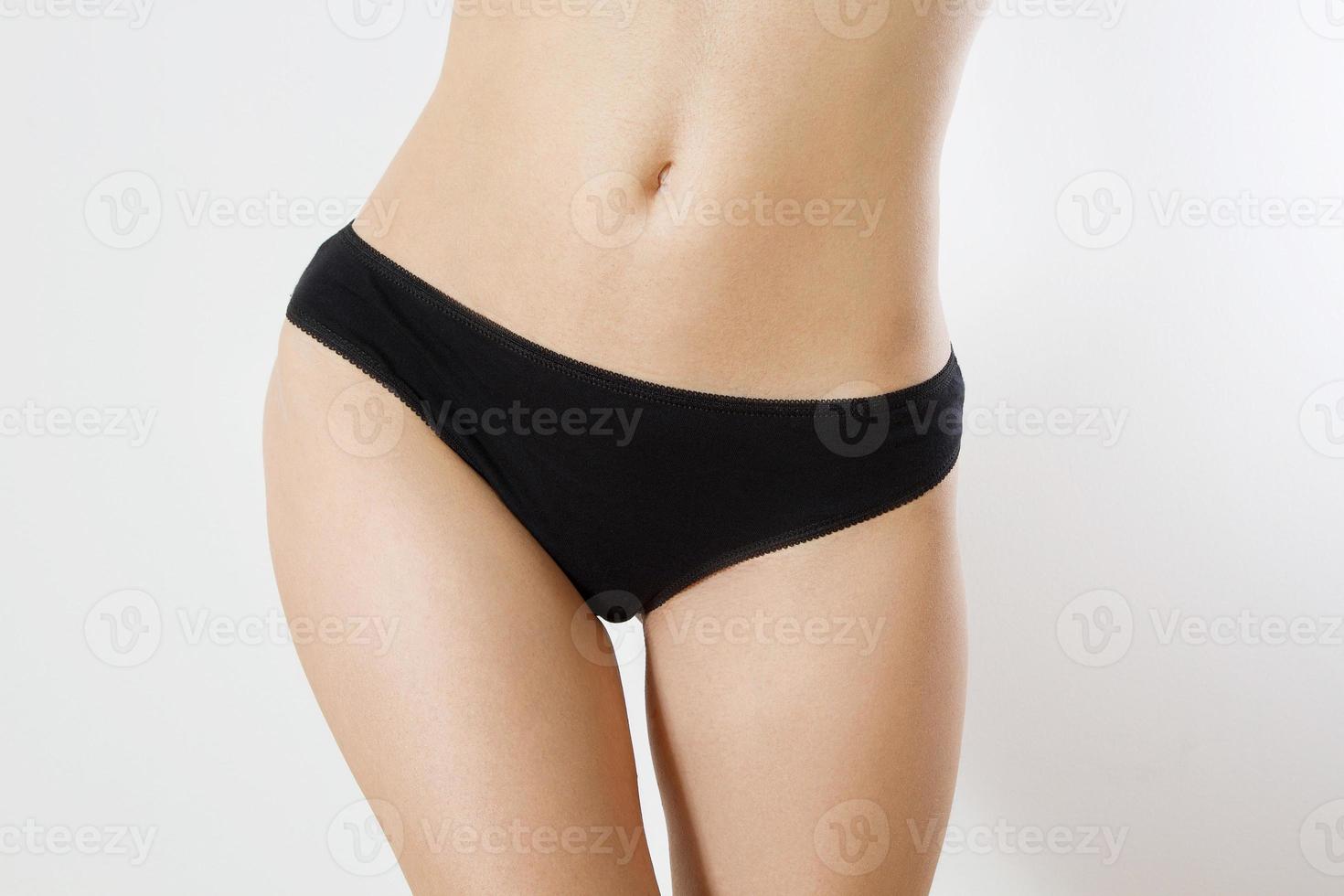 modèle noir culotte de femme vierge. gros plan femme en sous-vêtements avec espace de copie isolé sur fond blanc. concept de soins de la peau et d'épilation du bikini. raser la ligne du bikini. maquette de sous-vêtements féminins photo